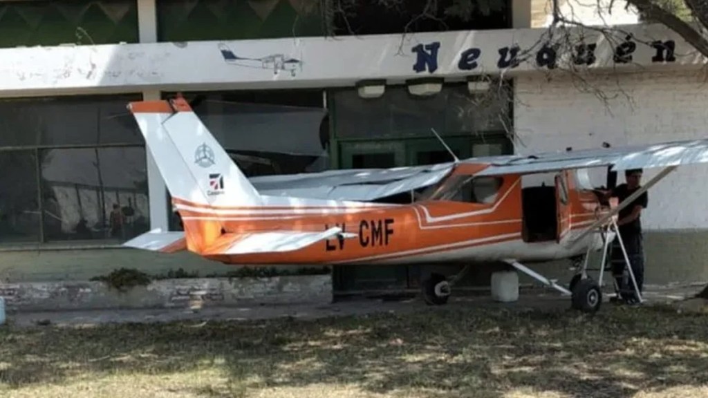 #INSÓLITO | PILOTO PERDIÓ EL CONTROL DE UNA AVIONETA Y LA ESTRELLÓ CONTRA UN&nbsp;EDIFICIO