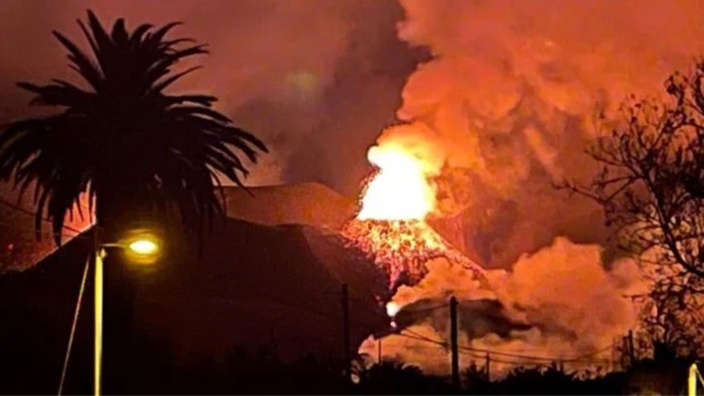 #ESPAÑA | TERREMOTO DE 4,9 DE MAGNITUD SACUDIÓ LA ISLA DE LA PALMA Y GENERÓ UNA NUEVA EXPLOSIÓN DE&nbsp;LAVA