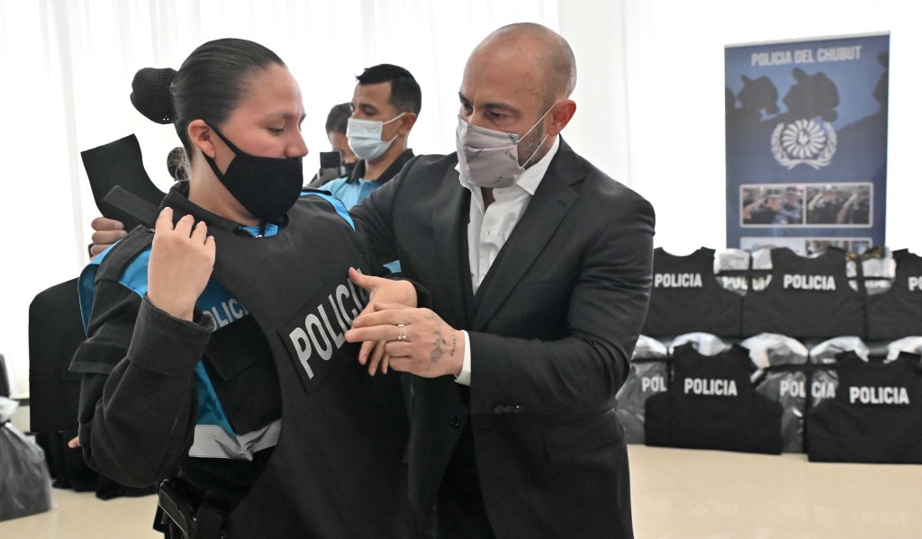 #CHUBUT | ENTREGARON CHALECOS A LA POLICIA&nbsp;PROVINCIAL