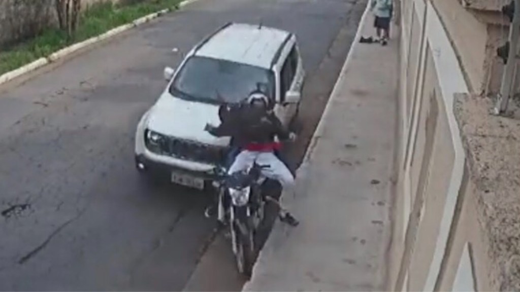 #IMPACTANTE | ATROPELLÓ A DOS MOTOCHORROS PARA EVITAR UN&nbsp;ASALTO