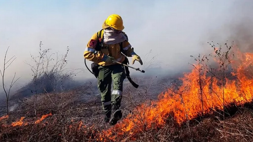 #PAÍS | DÉFICIT HÍDRICO, VIENTOS Y ALTAS TEMPERATURAS PROVOCAN MÁS DE 20 FOCOS DE INCENDIO EN 8&nbsp;PROVINCIAS
