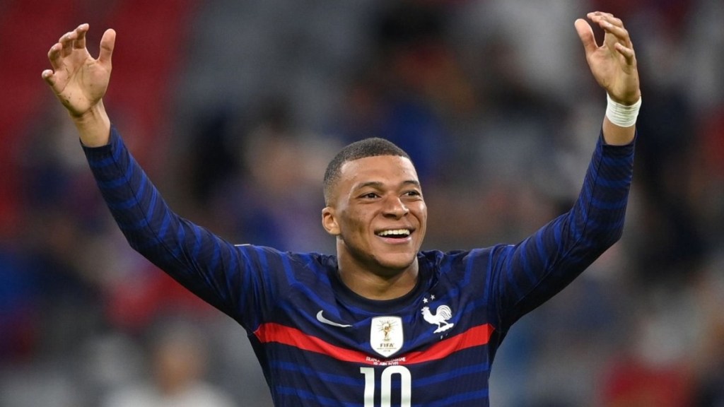 #FÚTBOL | LA MADRE DE MBAPPÉ ASEGURÓ QUE EL DELANTERO ESTÁ NEGOCIANDO UNA RENOVACIÓN CON EL&nbsp;PSG
