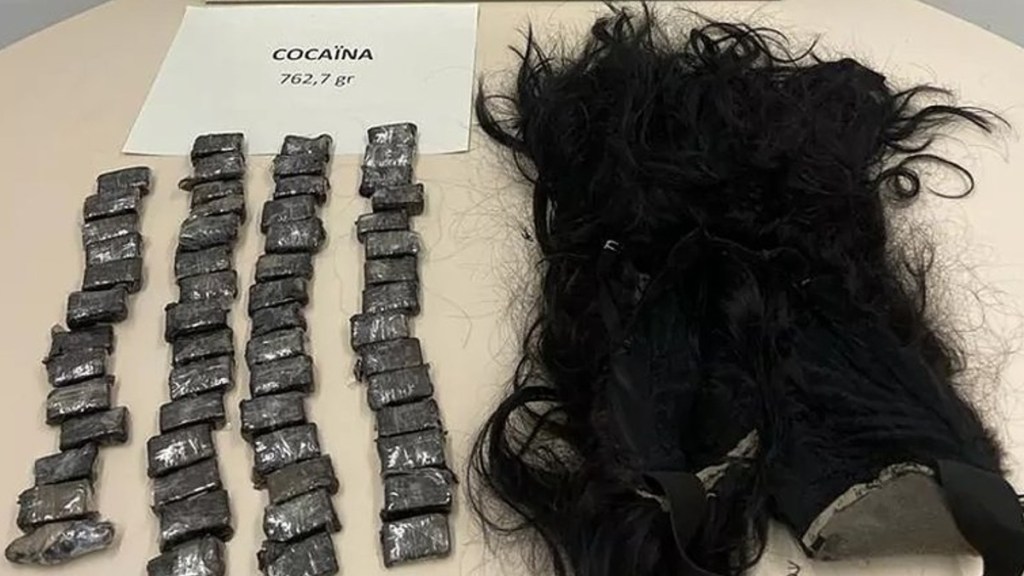 #INSÓLITO | UNA MUJER LLEVABA CASI UN KILO DE COCAÍNA DEBAJO DE UNA&nbsp;PELUCA