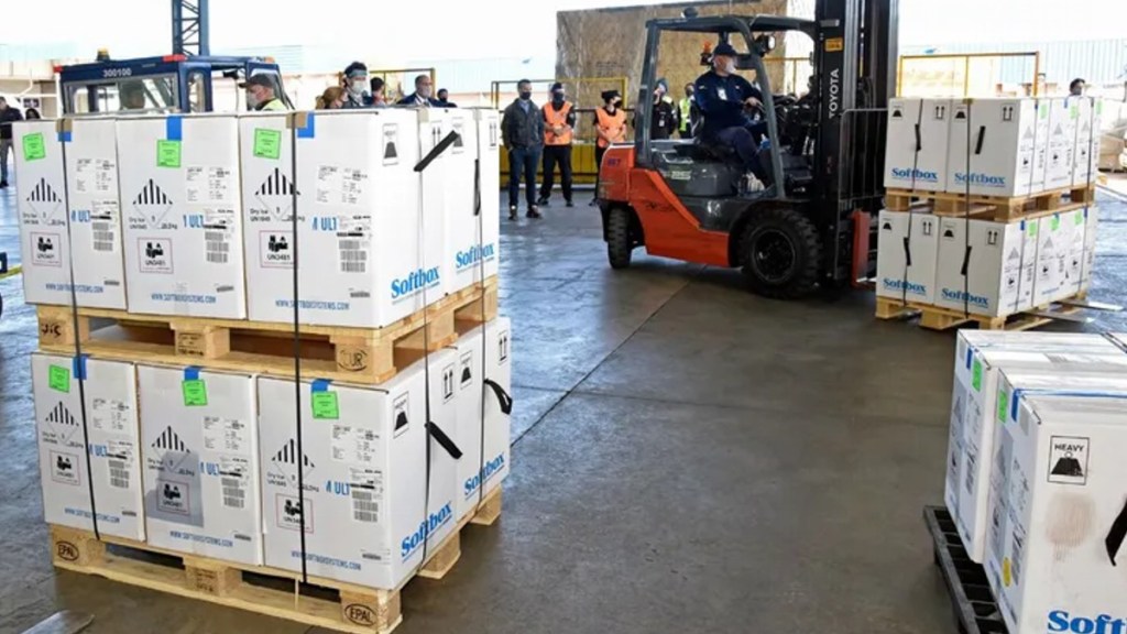 #COVID-19 | LLEGAN MAS DE 1,6 MILLONES DE DOSIS DE PFIZER Y ARGENTINA SUPERARÁ LAS 81 MILLONES DE VACUNAS&nbsp;RECIBIDAS