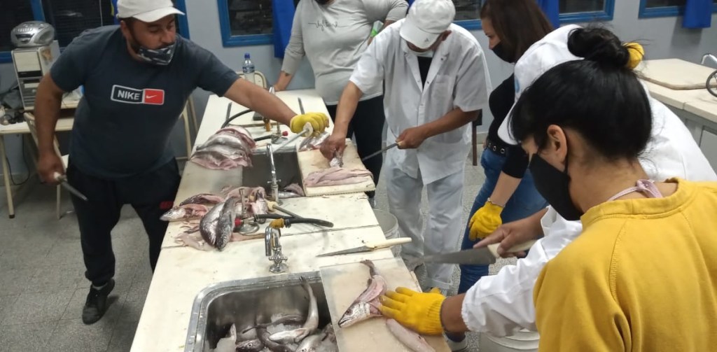 #CAPITAL | ALUMNOS DE LA EMAL HICIERON PRIMERAS PRÁCTICAS EN LA ELABORACIÓN DE PRODUCTOS&nbsp;PESQUEROS
