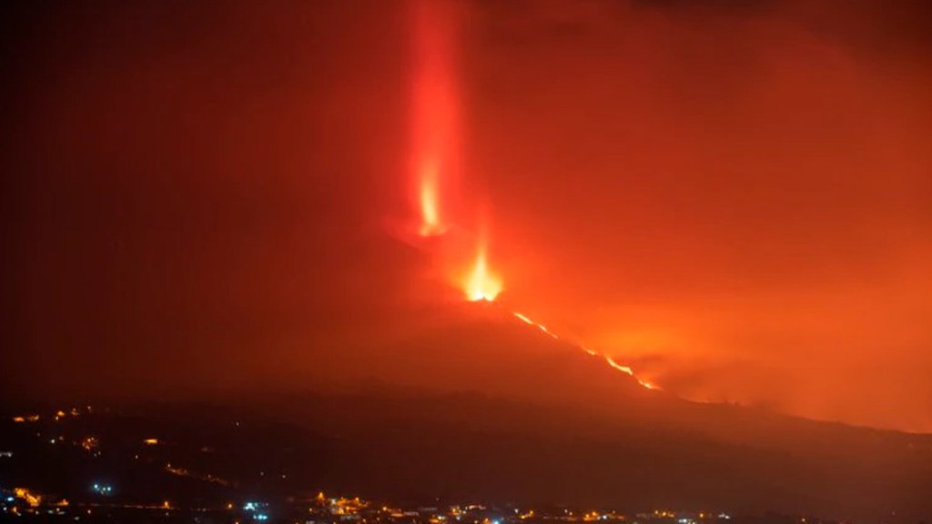 #ALERTA | EL DELTA DE LAVA DEL VOLCÁN CUMBRE VIEJA PODRÍA DERRUMBARSE Y GENERAR EXPLOSIONES Y&nbsp;OLAS