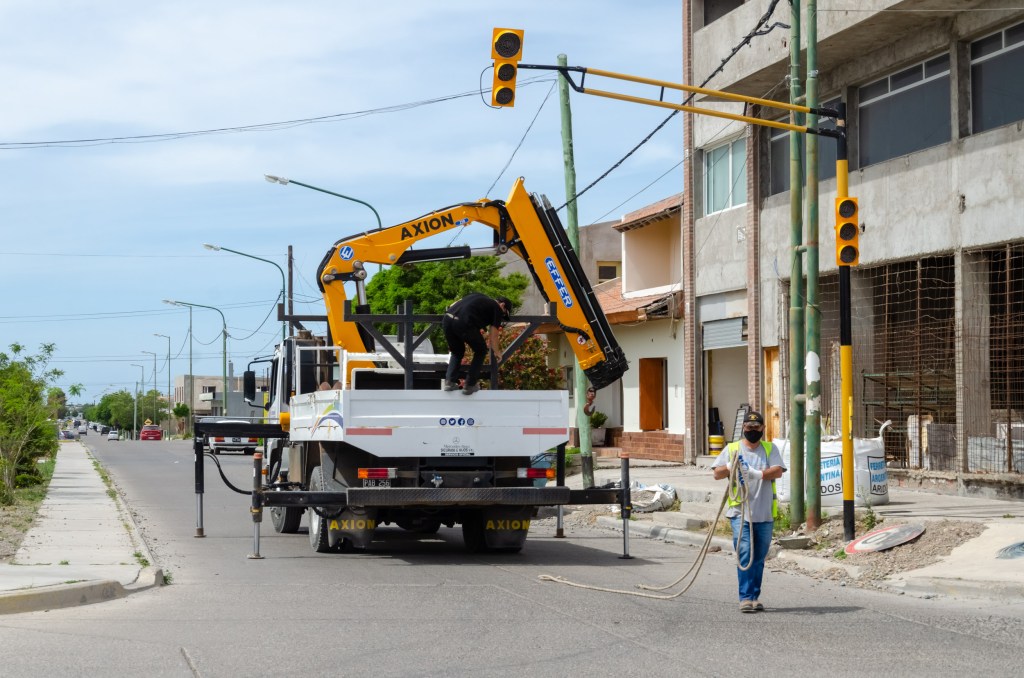 #RAWSON | SE AVANZA CON LA INSTALACIÓN DE LOS NUEVOS&nbsp;SEMÁFOROS