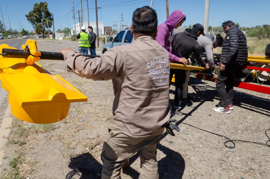 #RAWSON | COMENZÓ LA INSTALACIÓN DE SEMÁFOROS DE ÚLTIMA&nbsp;GENERACIÓN