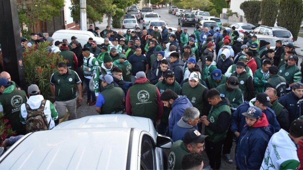 #GREMIALES | CAMIONEROS SE MANIFIESTA EN PUERTOS DE CHUBUT Y SANTA CRUZ DENUNCIANDO EL VOLCADO ILEGAL DE EFLUENTES Y RESIDUOS&nbsp;SÓLIDOS