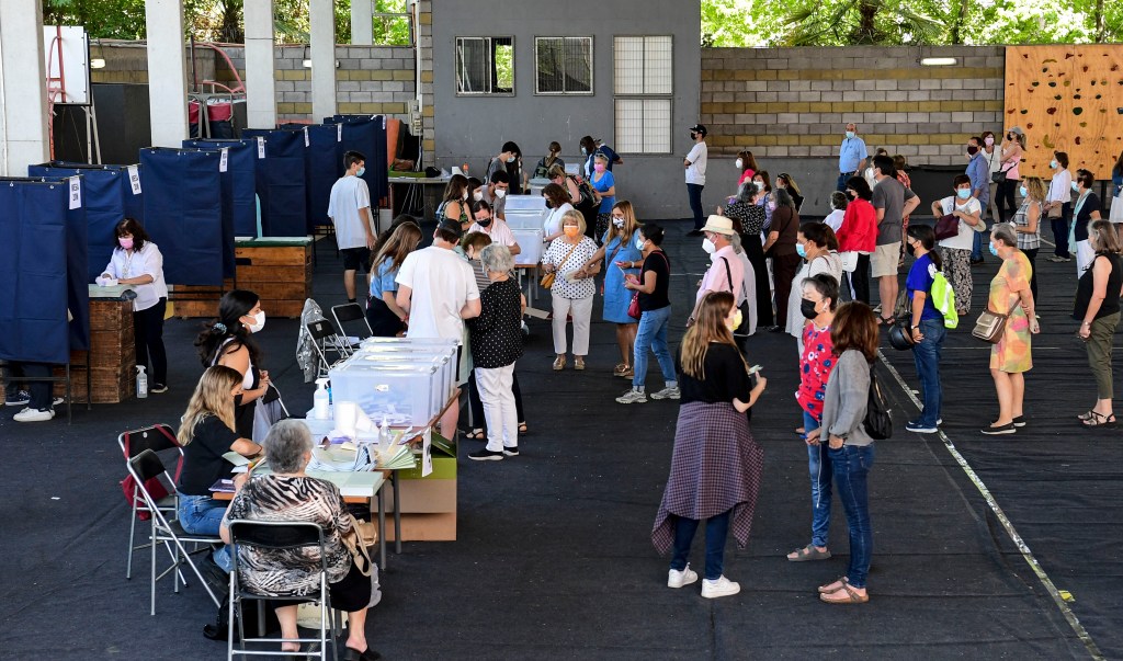 #CHILE | CERRARON LAS MESAS DE VOTACIÓN CON GRAN CONCURRENCIA A LAS&nbsp;URNAS