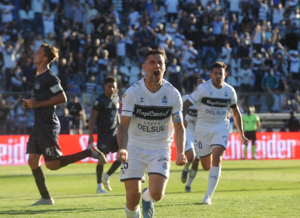 #FÚTBOL | GIMNASIA GOLEÓ A TALLERES Y A RIVER LE ALCANZARÁ CON UN EMPATE PARA SER&nbsp;CAMPEÓN