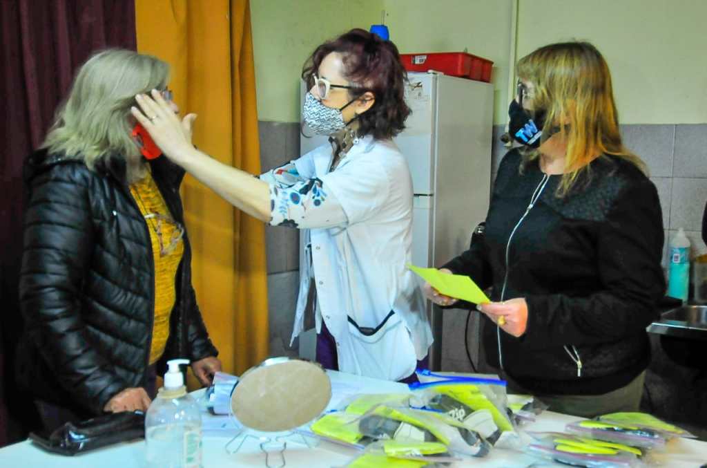 #TRELEW | ENTREGARON LENTES SOCIALES EN LA VECINAL DEL BARRIO&nbsp;ETCHEPARE