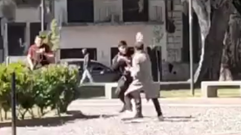 #POLICIALES | POLICÍAS DISPARAN 15 VECES Y BALEAN A UN HOMBRE QUE LOS ATACÓ CON UN CUCHILLO Y HIEREN A UN&nbsp;TRANSEÚNTE