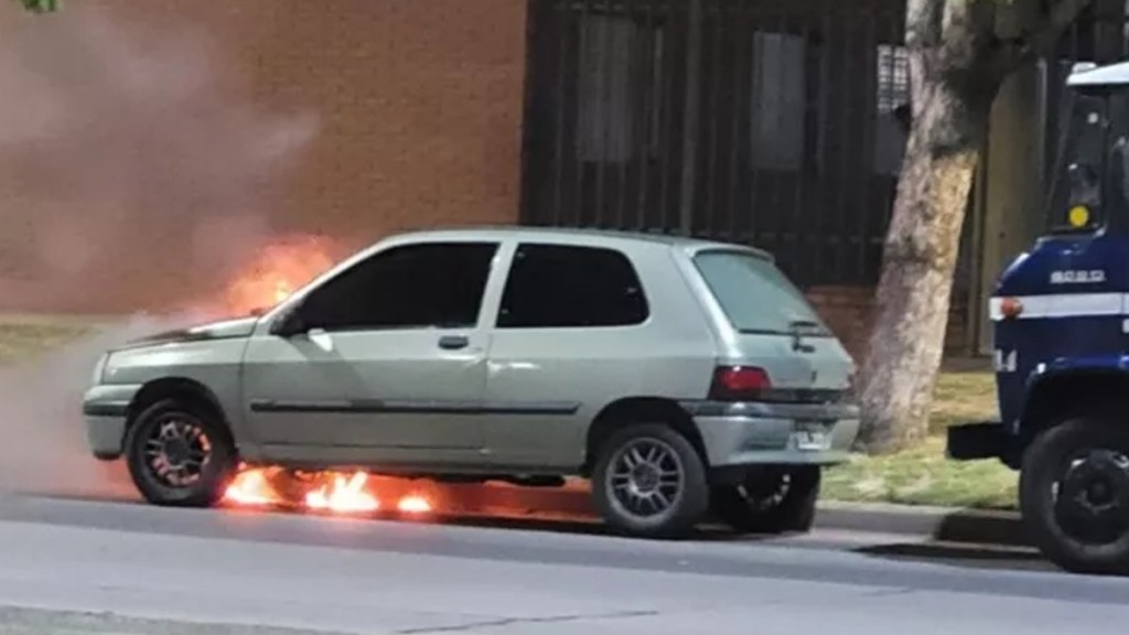 #POLICIALES | «NO VAS A JUGAR MÁS CON NINGUNA MUJER», LE DEJARON DE MENSAJE AL INCENDIARLE EL&nbsp;AUTO