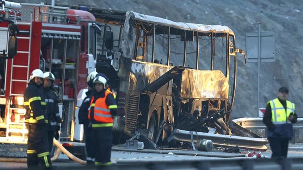 #POLICIALES | 46 PERSONAS MURIERON CALCINADAS AL INCENDIARSE UN AUTOBÚS LUEGO DE IMPACTAR CONTRA UN GUARDARRAÍL EN&nbsp;BULGARIA