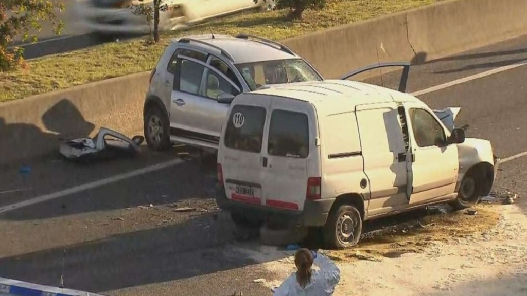 #POLICIALES | DOS MUERTOS EN CHOQUE FRONTAL ENTRE UN AUTOMÓVIL QUE CIRCULABA EN CONTRAMANO POR UNA AUTOPISTA Y UNA&nbsp;CAMIONETA