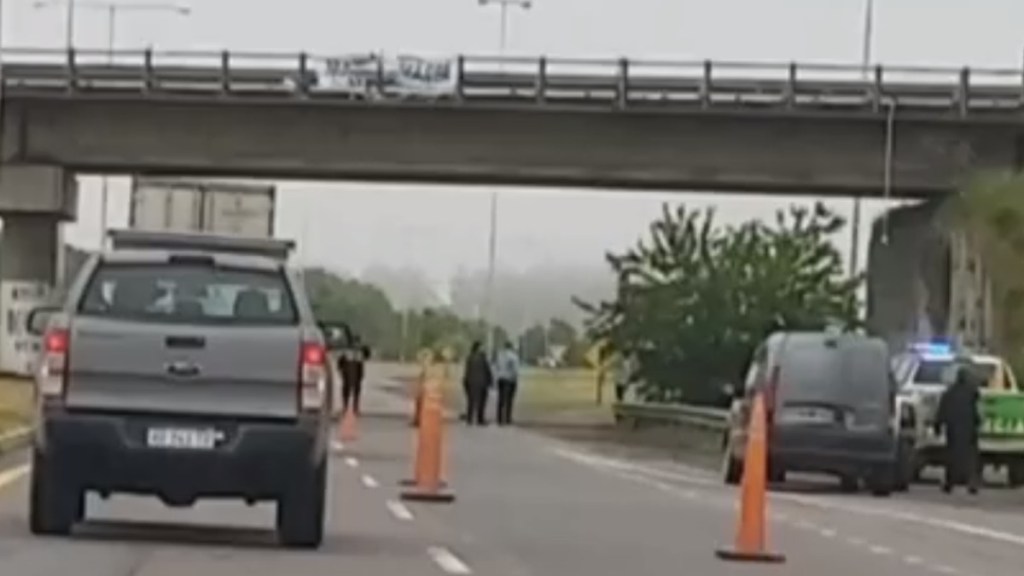 #HORROR | ENCUENTRAN CADÁVER DECAPITADO Y CON LAS MANOS ATADAS COLGANDO DEBAJO DE UN&nbsp;PUENTE