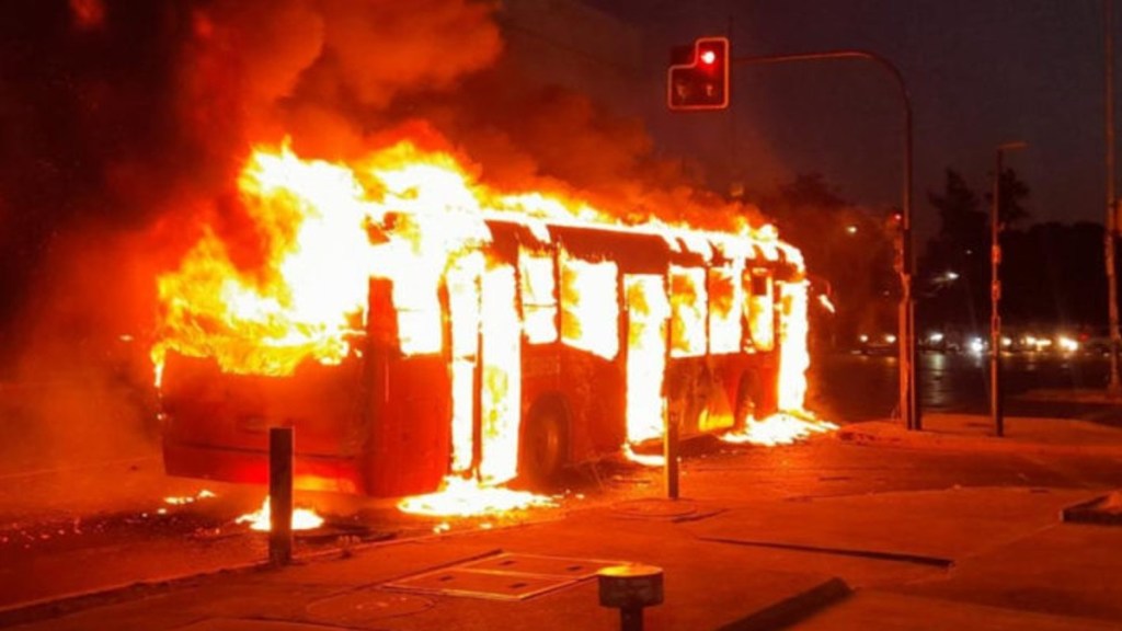 #CHILE | ENCAPUCHADOS INCENDIAN DOS COLECTIVOS LUEGO DE ENFRENTARSE CON&nbsp;CARABINEROS