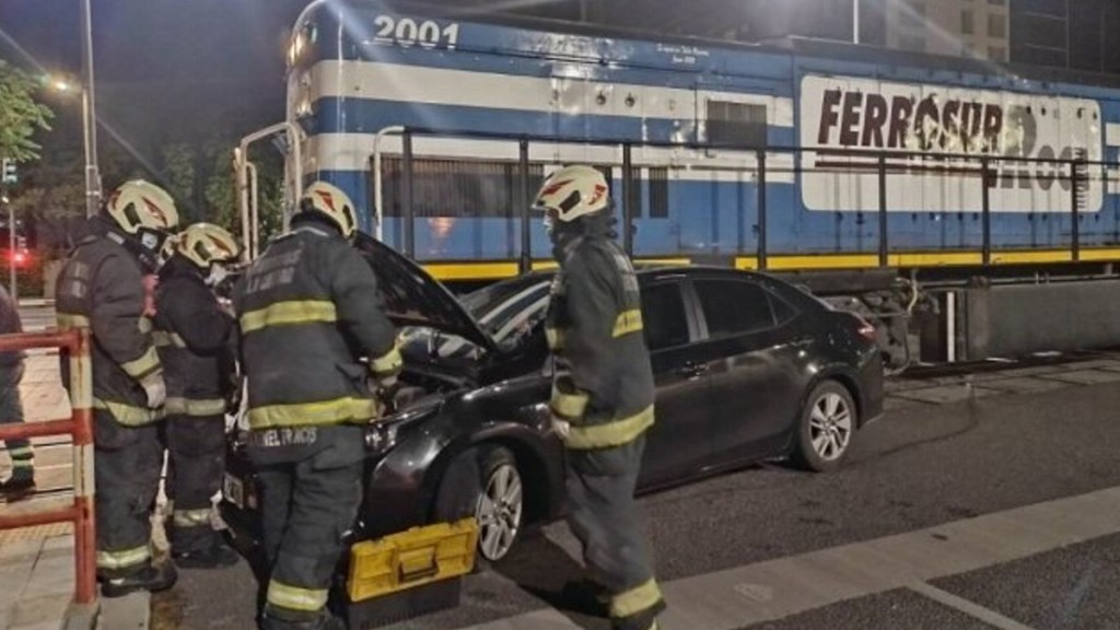 #MILARGO | UNA LOCOMOTORA ARROLLÓ A UN AUTOMÓVIL Y SUS OCUPANTES RESULTARON&nbsp;ILESOS
