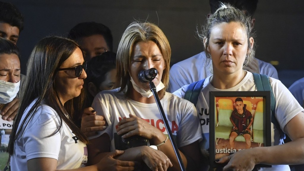 #DOLOR | «LO ACRIBILLARON Y SU ÚNICA ARMA ERAN SUS BOTINES ROTOS» DIJO LA MAMÁ DE&nbsp;LUCAS