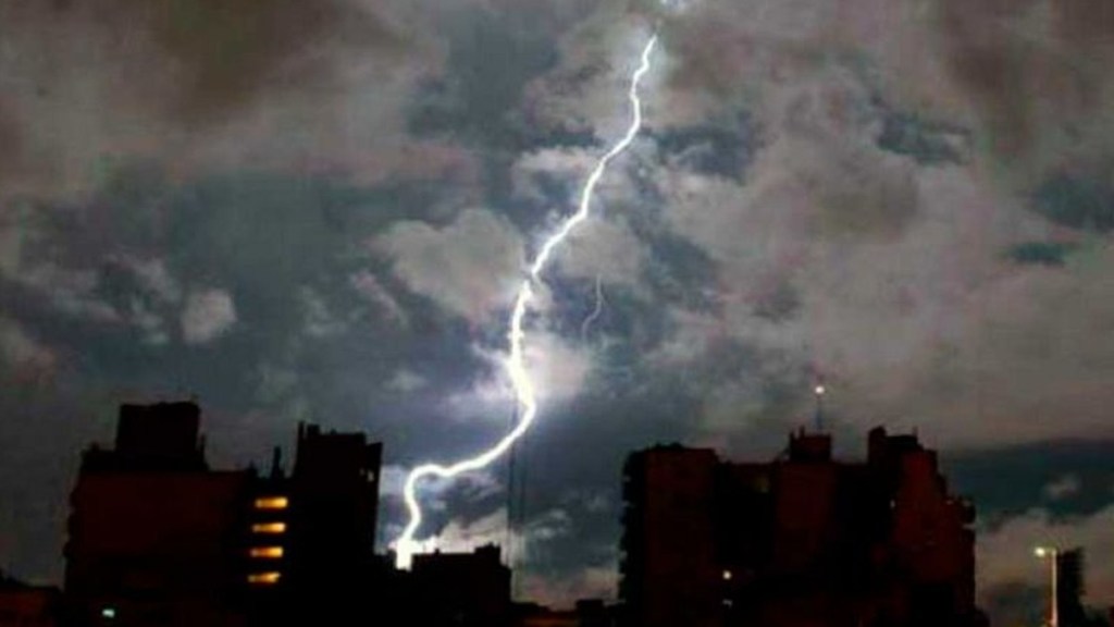 #TEMPORAL | TRES POLICIAS AFECTADOS POR LA CAÍDA DE UN RAYO EN UNA&nbsp;COMISARÍA