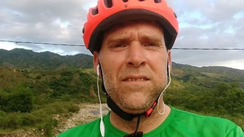 #POLICIALES | UN CICLISTA MURIÓ LUEGO DE QUE LO ROCIARAN CON NAFTA Y LO PRENDIERAN FUEGO MIENTRAS ANDABA EN&nbsp;BICICLETA