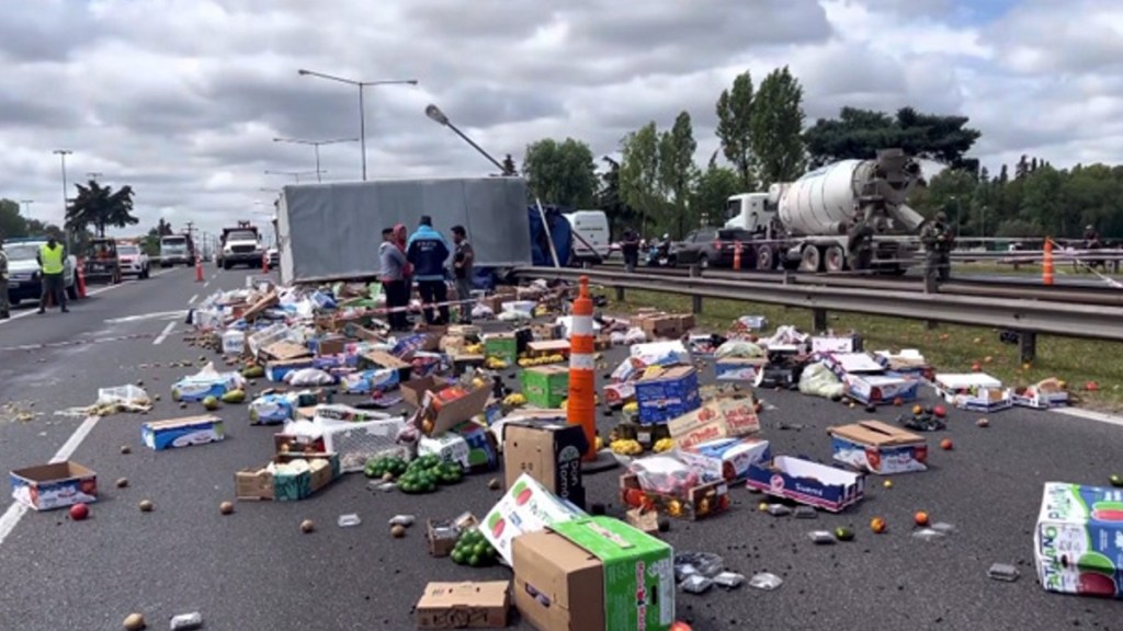 #TRAGEDIA | UN MUERTO Y UN HERIDO AL VOLCAR UN&nbsp;CAMIÓN