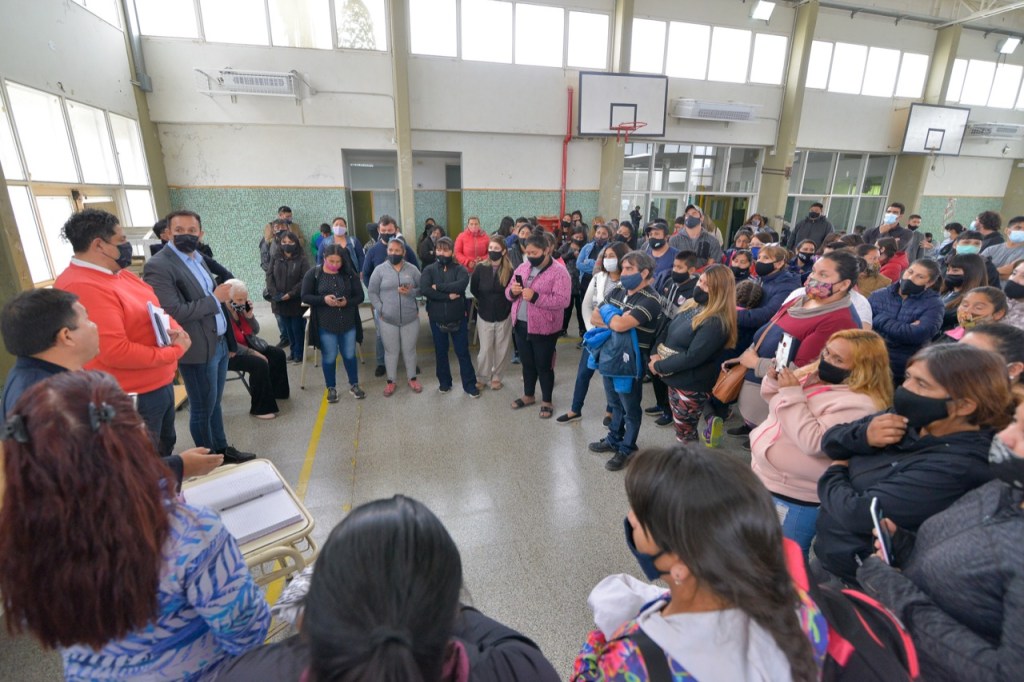 #TRELEW | EL INTENDENTE ACOMPAÑÓ EL RECLAMO DE LOS PADRES DE LA ESCUELA&nbsp;793