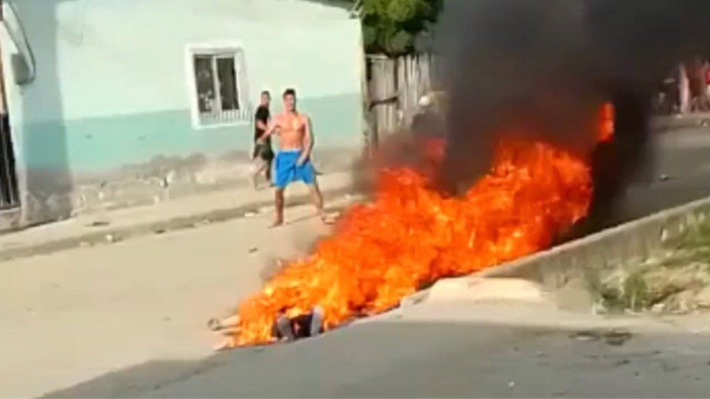 #MACABRO | QUEMAN VIVOS A DOS SICARIOS QUE HABÍAN ASESINADO A UN HOMBRE DE 12&nbsp;BALAZOS