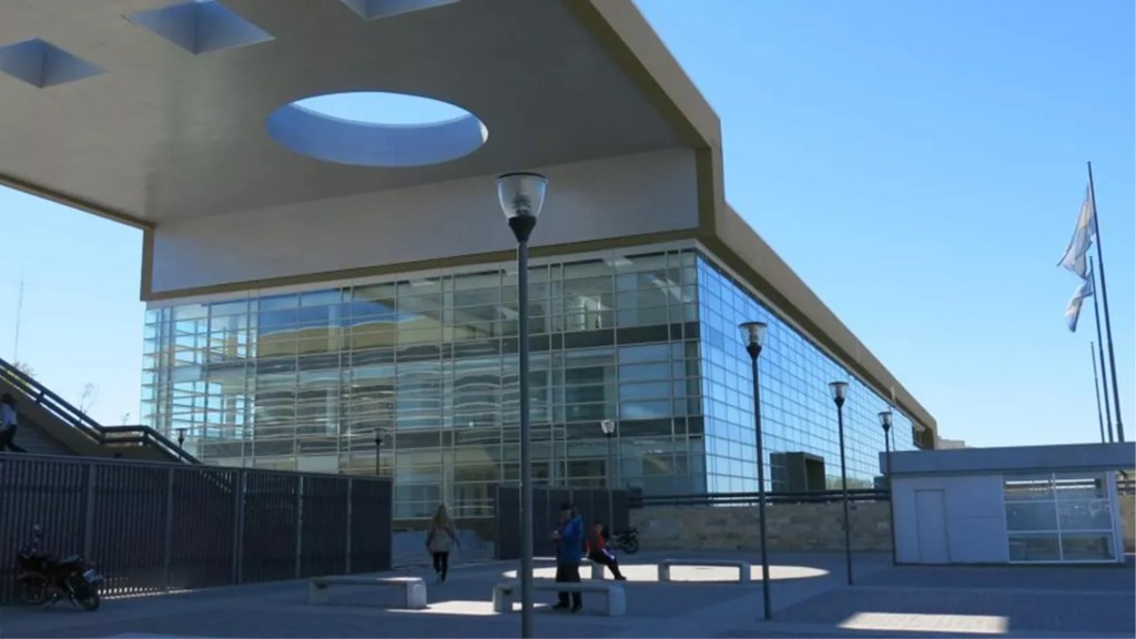 #POLICIALES | VIOLÓ Y EMBARAZÓ A SU HIJA ADOLESCENTE Y HACE UN AÑO QUE ESTÁ&nbsp;PRÓFUGO