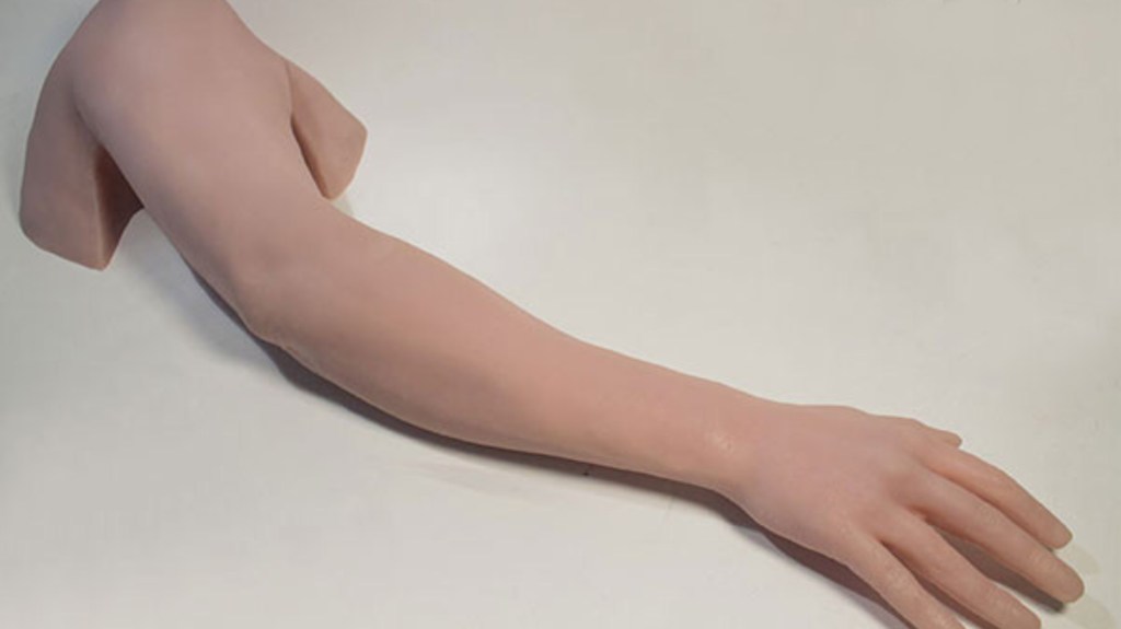 #INSÓLITO | QUISO EVITAR SER VACUNADO USANDO UN BRAZO DE&nbsp;SILICONA