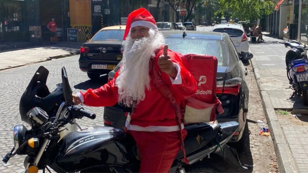 #VIRAL | “LOS NENES MALOS NO RECIBEN REGALOS”: UN REPARTIDOR DISFRAZADO DE PAPÁ NOEL ATRAPÓ A UN DELINCUENTE 