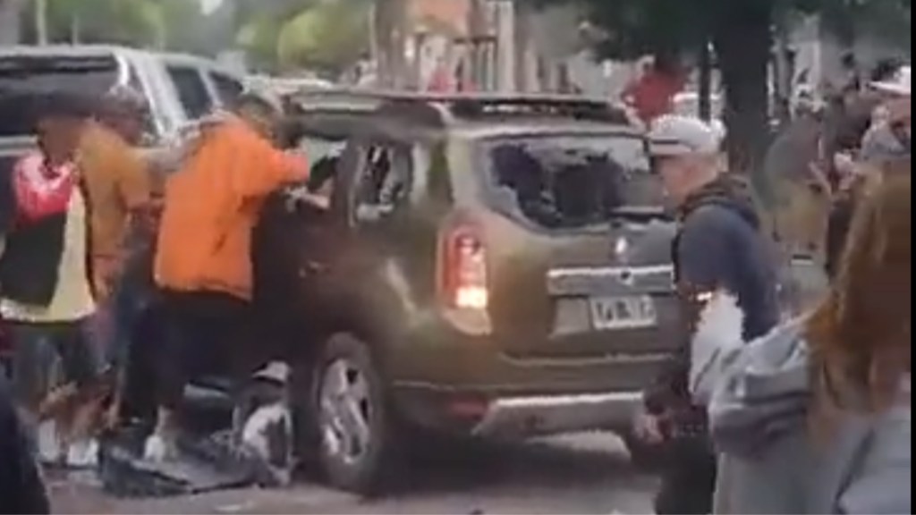 #LOCURA | MANEJABA BORRACHO, EMBISTIÓ CON SU CAMIONETA A JÓVENES QUE FESTEJABAN NAVIDAD Y LO DEJARON INCONSCIENTE A&nbsp;BOTELLAZOS