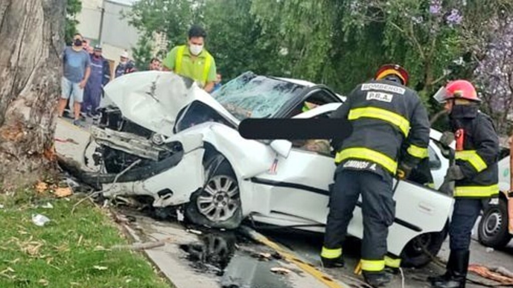 #POLICIALES | DOS MUERTOS Y UN HERIDO EN BRUTAL CHOQUE CONTRA UN&nbsp;ÁRBOL