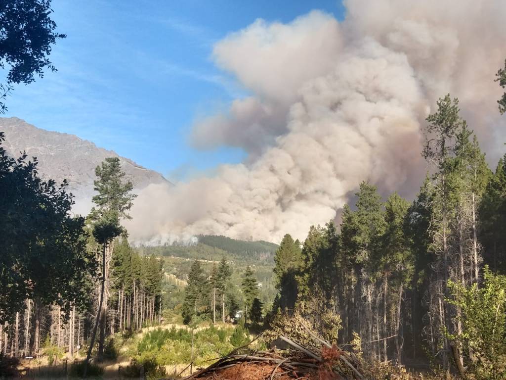 #PAÍS | LUCHAN CONTRA INCENDIOS EN BARILOCHE, LAGO PUELO Y&nbsp;CHAPELCO