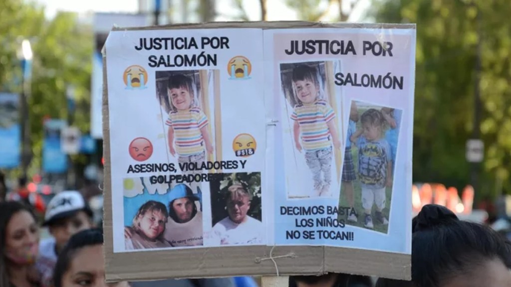 #POLICIALES | MARCHARON PIDIENDO JUSTICIA POR SALOMÓN, EL NENE DE 2 AÑOS VIOLADO Y ASESINADO Y APUNTARON CONTRA LA&nbsp;MADRE