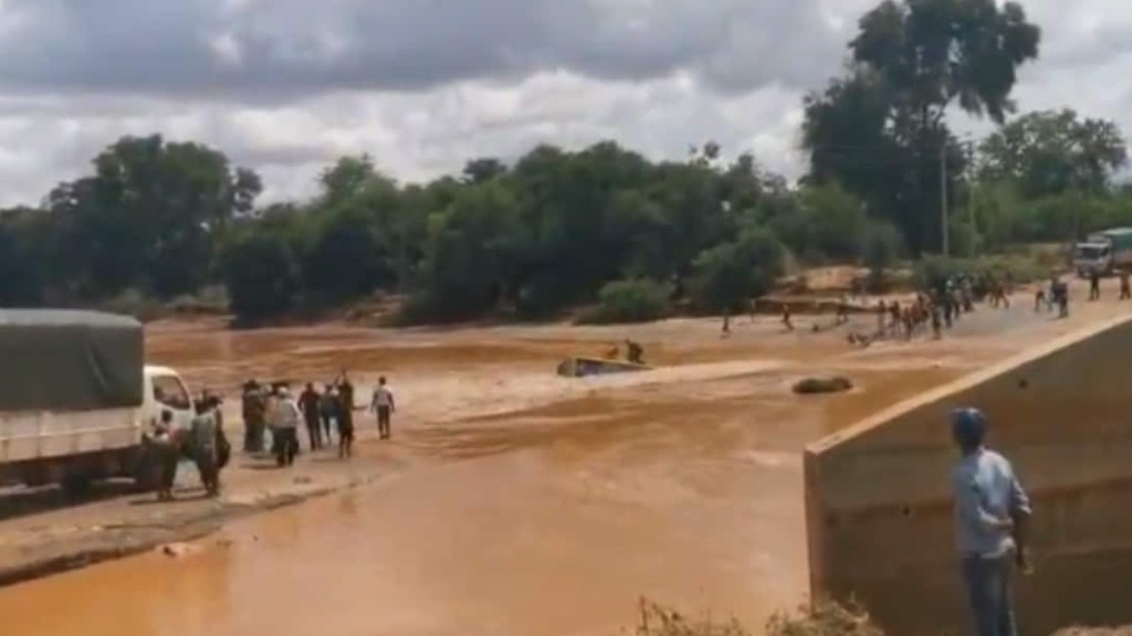 #KENIA | MUEREN 20 PERSONAS QUE IBAN A UNA BODA ARRASTRADAS POR UN&nbsp;RÍO