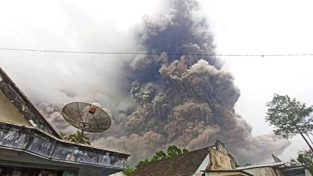 #MUNDO | AL MENOS 13 MUERTOS POR LA ERUPCIÓN DE UN VOLCÁN EN&nbsp;INDONESIA