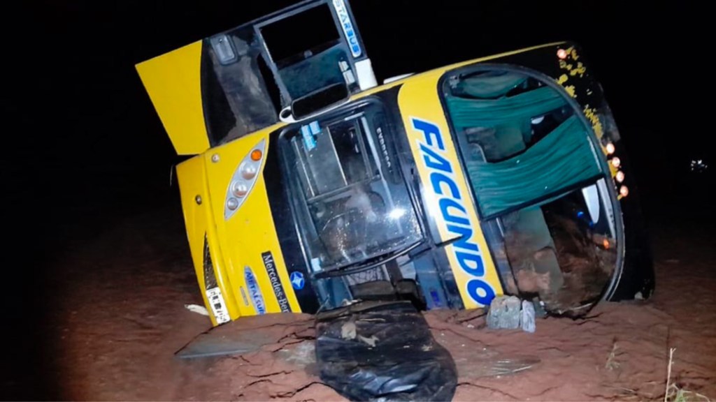 #INCREÍBLE | UN COLECTIVO QUISO CRUZAR UN RÍO EN MEDIO DE UNA TORMENTA Y FUE ARRASTRADO POR EL&nbsp;AGUA