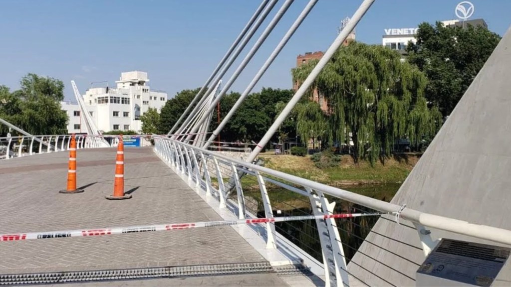#TRÁGICO | SE QUISO SACAR UNA SELFIE EN UN PUENTE, CAYÓ AL VACÍO Y ESTÁ GRAVE 