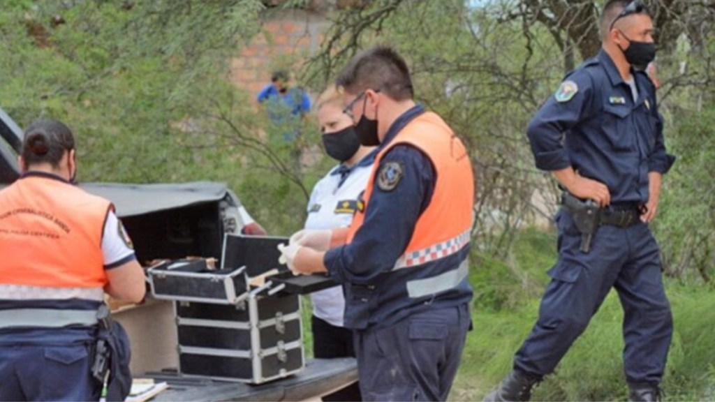 #HORROR | BUSCABA AL PADRE Y LO ENCONTRÓ BRUTALMENTE ASESINADO A HACHAZOS EN UN POZO 