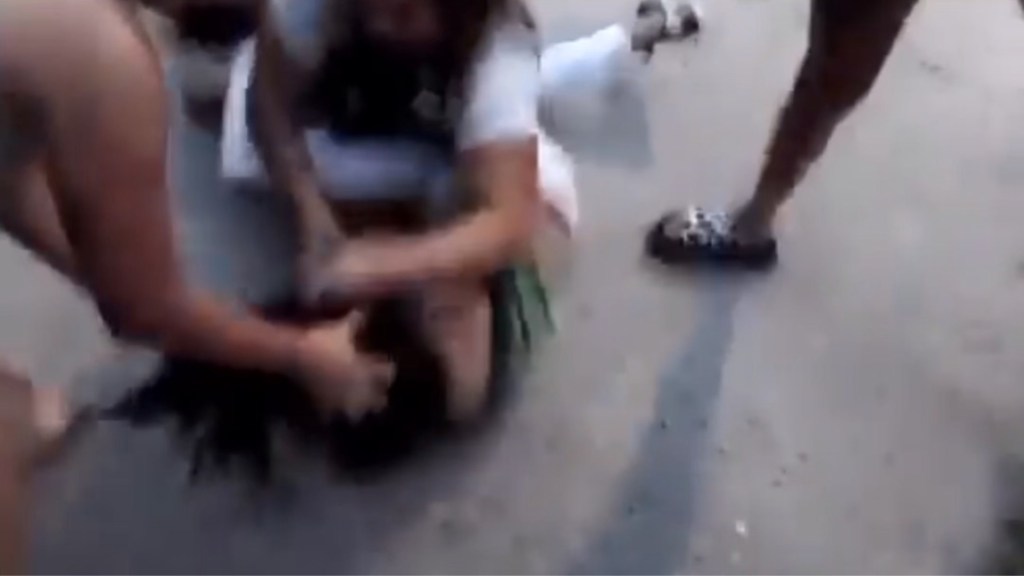 #BRONCA | “MÁTENLA,  MÁTENLA”: VECINOS LE DIERON UNA BRUTAL GOLPIZA A LA MUJER ACUSADA DE MATAR A LA BEBÉ DE 3&nbsp;MESES