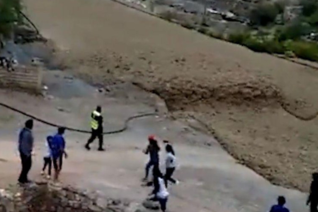 #SALTA | UN TREMENDO ALUD DE BARRO Y AGUA PARTIÓ UN PUEBLO EN&nbsp;DOS