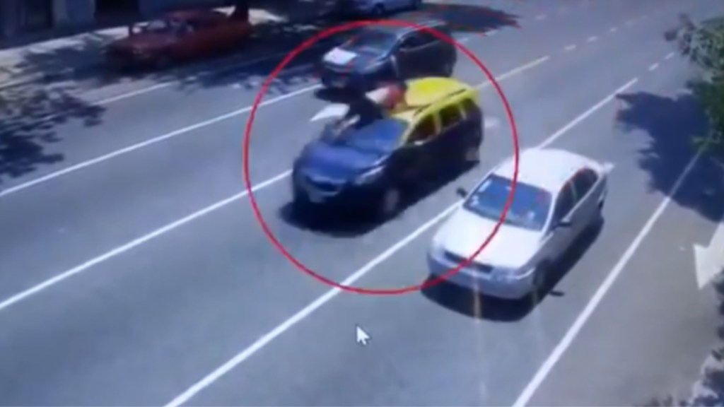 #POLICIALES | TAXISTA MURIÓ TRATANDO DE EVITAR QUE LE ROBEN EL AUTO SUBIDO AL&nbsp;CAPOT