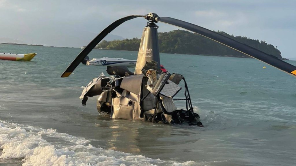 #TERROR | UN HELICÓPTERO CAYÓ EN MEDIO DE UNA PLAYA Y DEJÓ TRES&nbsp;HERIDOS