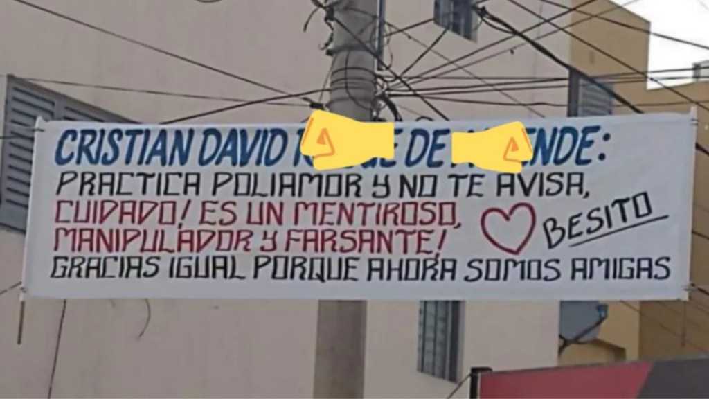 #REDES | “PRACTICA POLIAMOR Y NO TE AVISA”: EL PASACALLES QUE SE HIZO VIRAL 