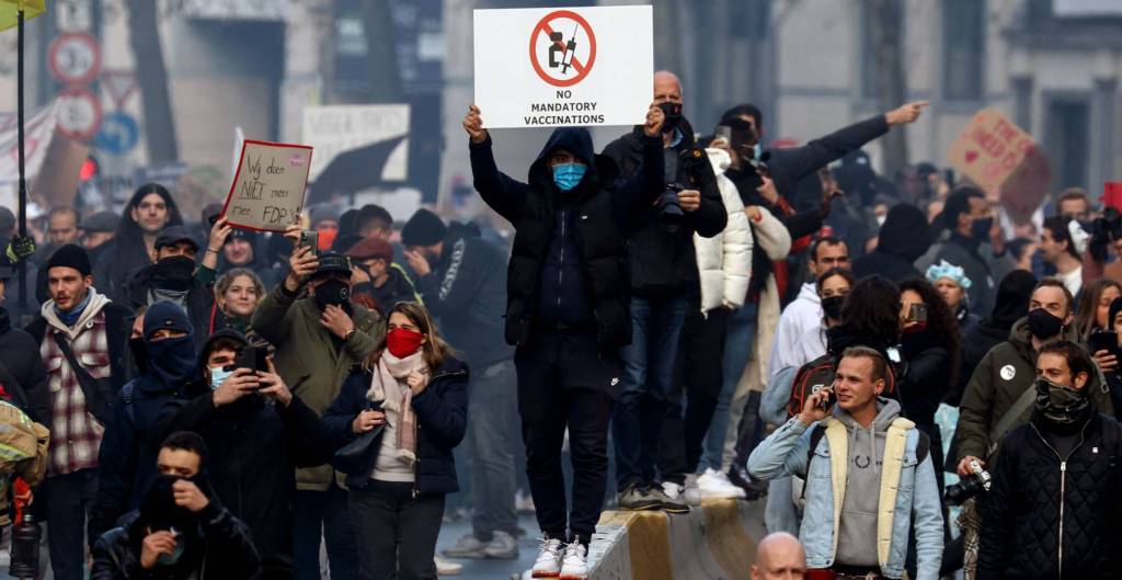#MUNDO | Miles de personas marchan contra la vacunación anticoronavirus en&nbsp;Europa