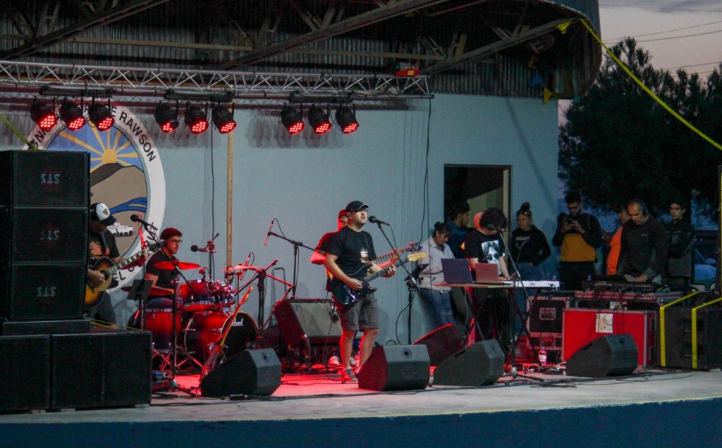 #RAWSON | Con bandas, feria de artesanos y radio en vivo arrancó la Temporada de espectáculos en Playa&nbsp;Unión