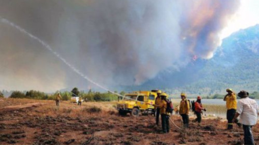 #PAÍS | BRIGADISTAS SIGUEN COMBATIENDO CONTRA EL INCENDIO EN&nbsp;BARILOCHE