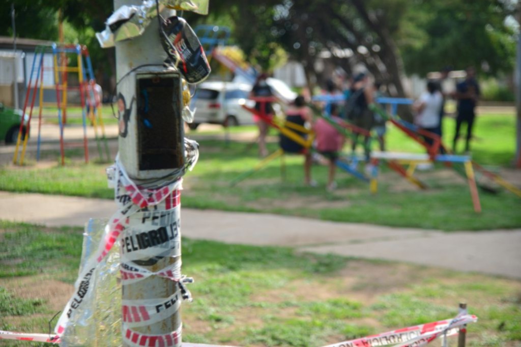 #CÓRDOBA | SE ELECTROCUTÓ UN NENE DE 5 AÑOS AL TOCAR UN POSTE DE ALUMBRADO EN UNA&nbsp;PLAZA